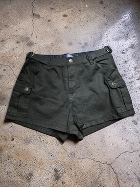 MADDEN GIRL Women’s Black Cargo Shorts. Size L. NWT!